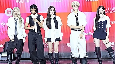 Annie Moon vuelve con AllDay Project: sonrisa en la alfombra roja tras graduarse en Colum…