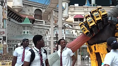 Jonathan y Blacks llenan Lotte World de risas: Kong, Godzilla y poses frente al carrusel