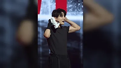 Xiah Junsu enciende Osaka con ‘GRAVITY’ y salta del cabello rojo a ‘Drácula’