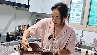 Lee Mi-do hands her mother the camera and finds a tender truth