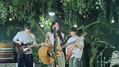 Juniel canta 'Blue Ending' entre árboles: el live que cambia el estudio por la luz del bo…