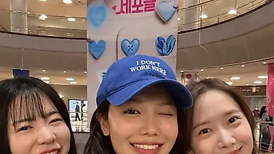 윤아·수영·써니, 티파니 뮤지컬 '유미의 세포들' 백스테이지 깜짝 방문