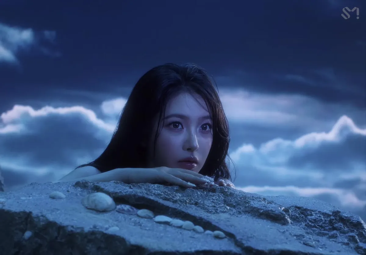 Red Velvet「Surfin Boy」MVティザー公開、メンバーが青い海を背景にコンセプトを披露