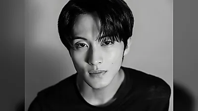 Mark Lee abre su nueva etapa en Weverse entre fotos en blanco y negro y música propia