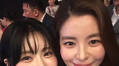 Kim Gyu-ri comparte su noche con DJ Soda: sonrisas, vestidos elegantes y premio en los 20…