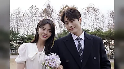 엄현경, MBC 연기대상 뒤 꽃길 산책…오버올 차림 미소
