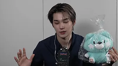 Park Han-bin trades Evnne's stage rush for a 10-minute bedtime whisper