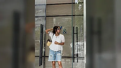 화이트 블라우스에 데님 쇼츠, 배우 황신혜의 세련된 근황과 '같이 삽시다' 추격전