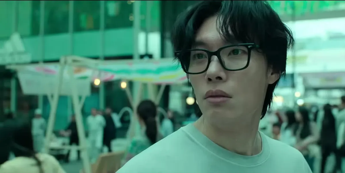 Netflix KoreaのYouTube動画で公開された『ドゥルジ』ティーザー、周囲を警戒する男性の姿に注目