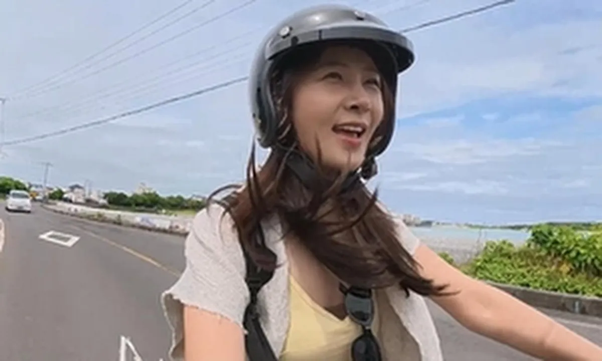 ハンガリー・ブダペストの古風な建物前でゆったりとした時間を過ごす少女時代ユリ