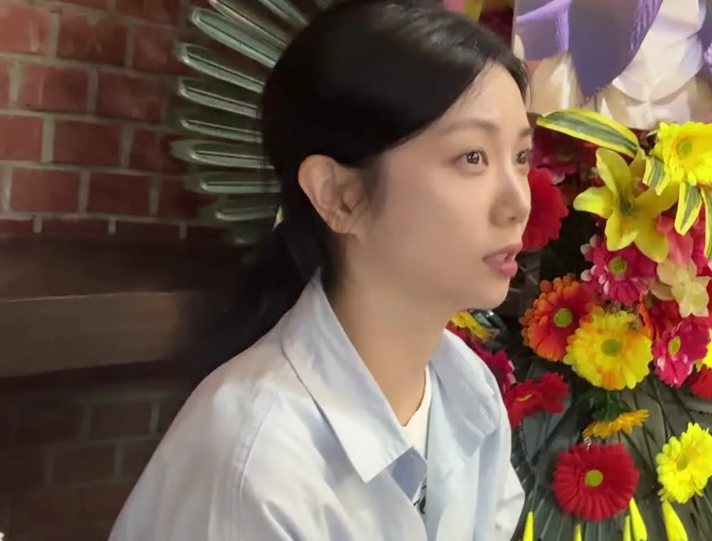 Lee Ga-eun Seen Conversing in the Practice Room Ahead of Performance