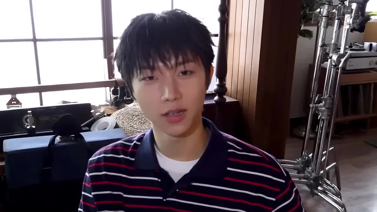 Hyun-woo realiza una entrevista detrás de cámaras frente a la cámara en el set de rodaje
