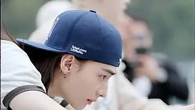 Stray Kids sirve su regreso en ocho tazas de café con THIS & THAT