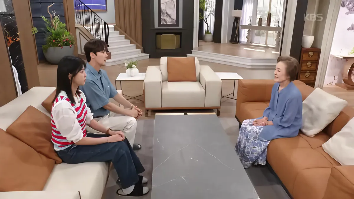 Yoon Jong-hoon and Eom Hyeon-gyeong Greeting an Elder in KBS Drama 'Gippeun Uri Joeun Nal'