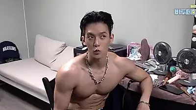 Minhyuk de BTOB sonríe empapado y deja ver el pulso tras bambalinas de Waterbomb Seoul 20…