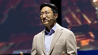 ノ・ホンチョル、APEC会場で鄭義宣会長に「ヒョンニム」　拳を合わせる挨拶も