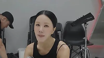 Uhm Jeong-hwa fights back tears, then sends Waterbomb a swimsuit plea