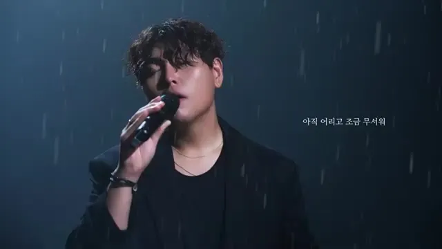 ハン・ドングン、雨の中のステージで『夕立』をライブで披露