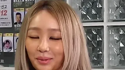 Hyolyn convierte el bronceado en su ritual de verano y conquista a Tak Jae-hoon con humor