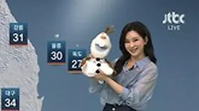 Jung Sun-ah brings Elsa chill to the morning forecast with Olaf
