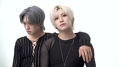 &TEAM deja ver el set de 'TAME ME': poses, estilismo y luces de 'Mark on Me'