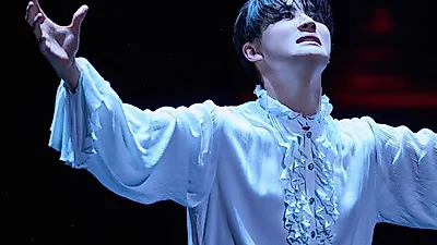Xiah Junsu deja atrás el rojo: su Drácula vuelve de negro en Seúl