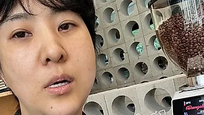 Kang Yu-mi turns "cigarette" coffee complaints into a cafe roast