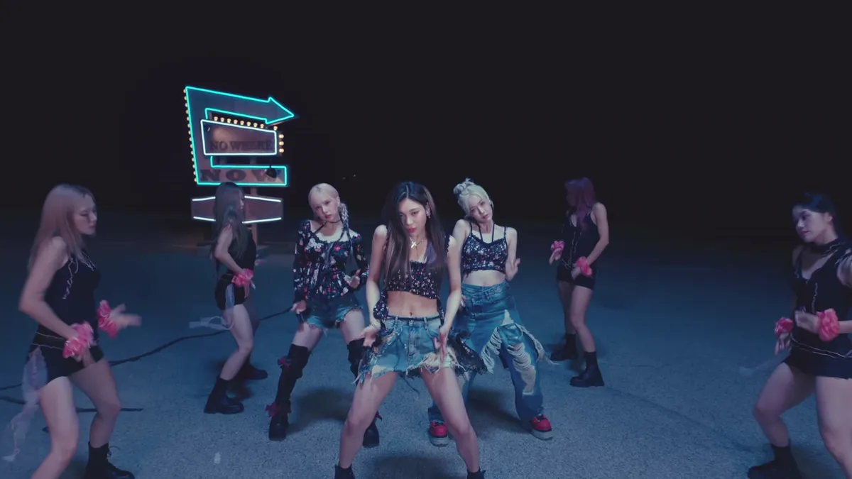 VIVIZ MANIAC Music Video 3-Member Performance Scene