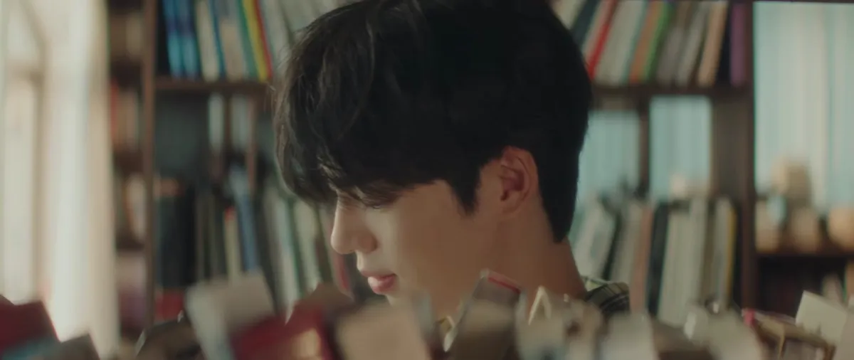 Roy Kim aparece en la escena de la biblioteca del teaser del MV de 'Sparkle : J-POP REMAKE Vol.4'