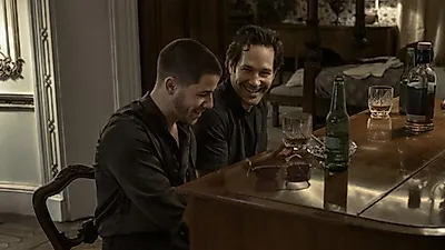 John Carney junta a Paul Rudd y Nick Jonas en una canción que acaba en conflicto