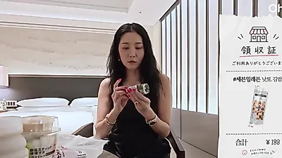 Oh Yoon-ah se instala en el nuevo Janu Tokyo y prueba snacks de konbini