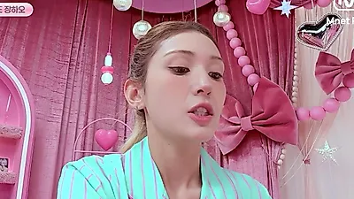 ブラシ片手にそばかすメイク、ツインミラーショーで弾んだ初カムバック前の本音