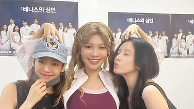 Seohyun and Kim Hyo-yeon turn Choi Sooyoung's play into a date