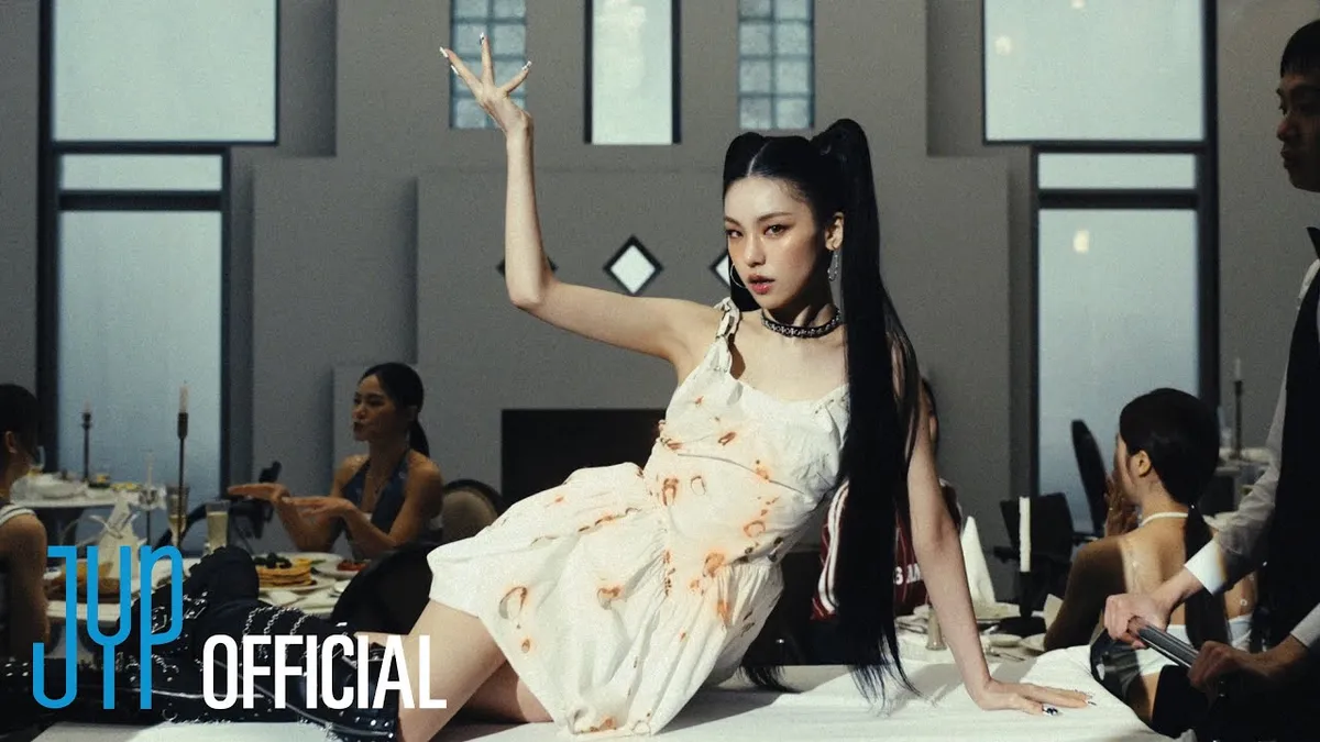 Yeji de ITZY comparte su apariencia actual con shorts de denim a través de SNS durante su descanso de la gira mundial