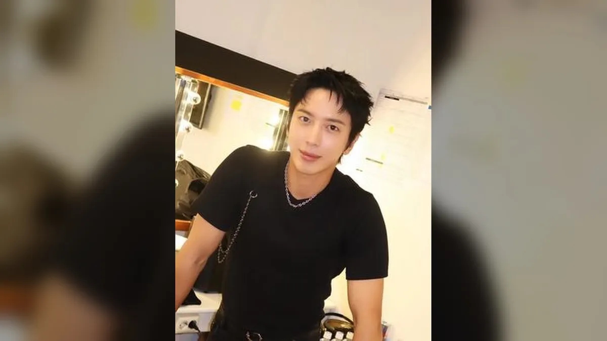 정용화, 유럽 투어 중 공개한 탄탄한 피지컬 근황…헤이그 대기실 셀카 눈길