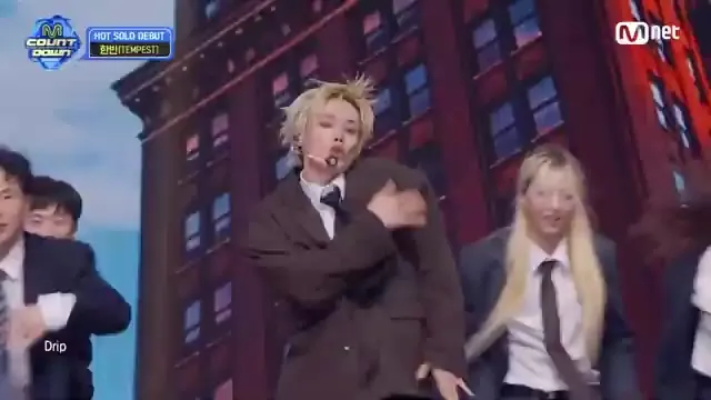 Hanbin Performs Powerful 'No Fear' Stage on Mnet M Countdown