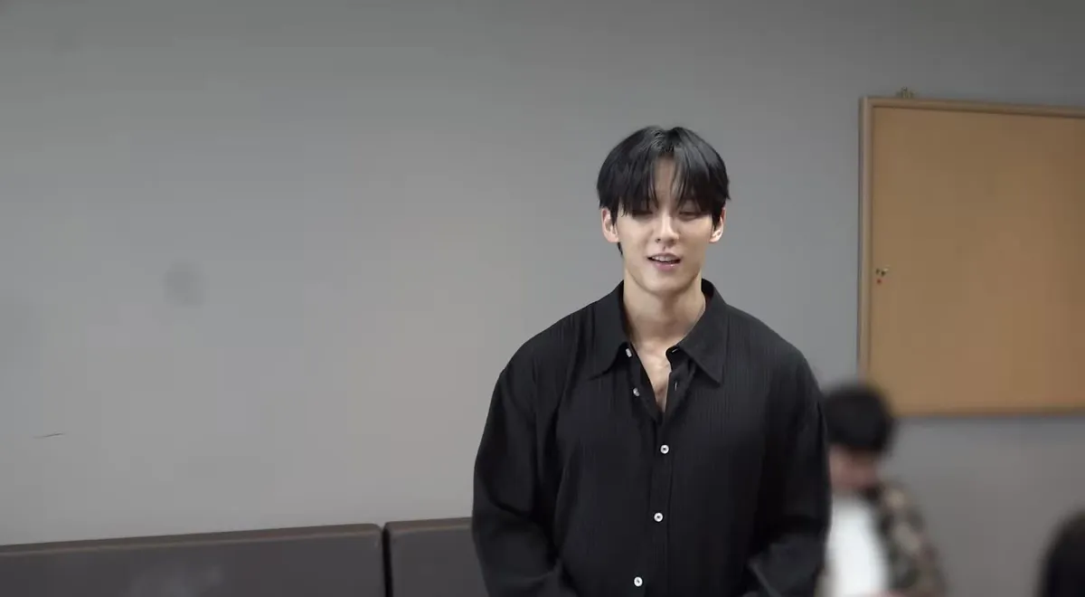 Lee Min-hyuk preparándose para su actuación en el camerino de un programa musical