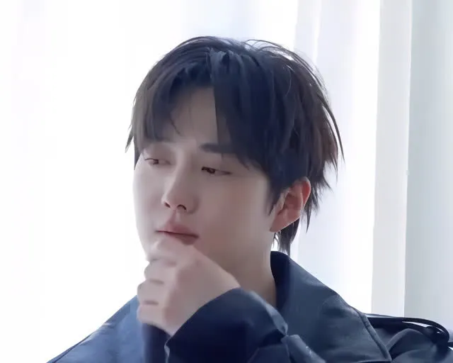 Detrás de cámaras de Suho posando en la sesión de fotos de Oat magazine — YouTube: EXO