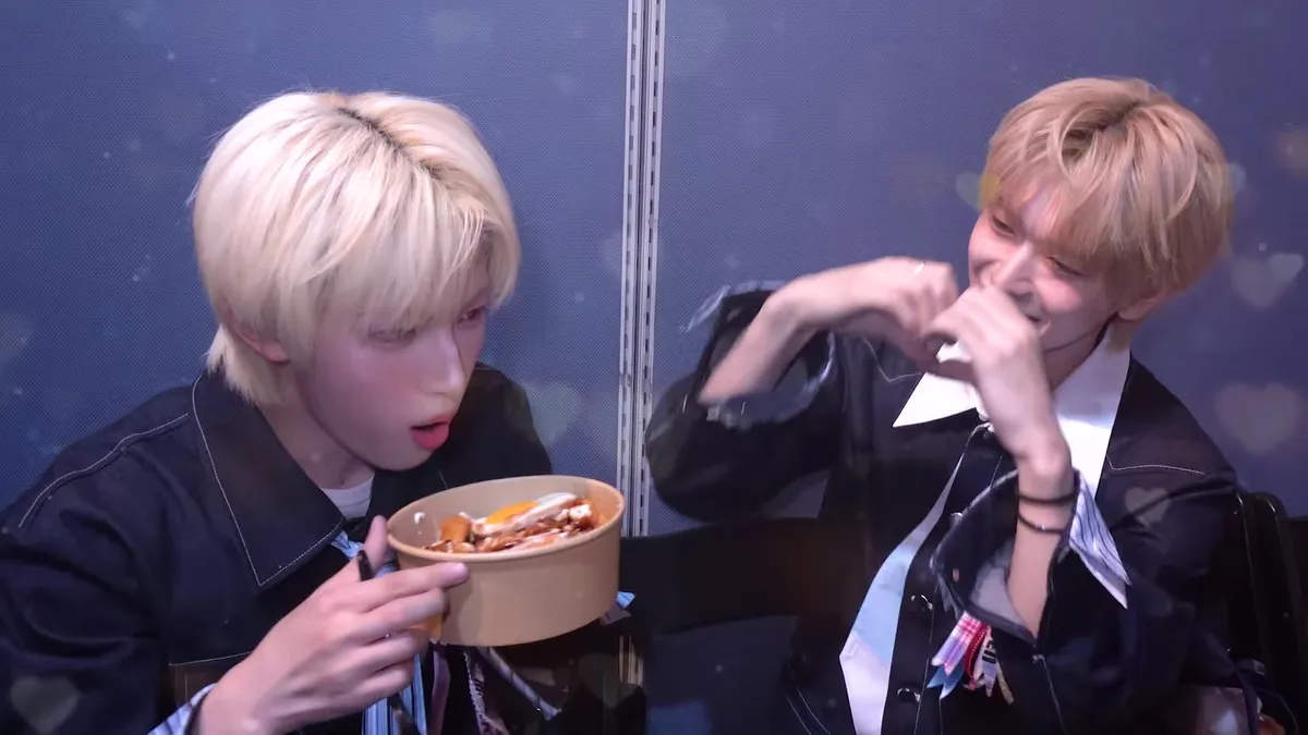 Los miembros de Bayon pasan tiempo tras bambalinas comiendo en el camerino de un programa musical