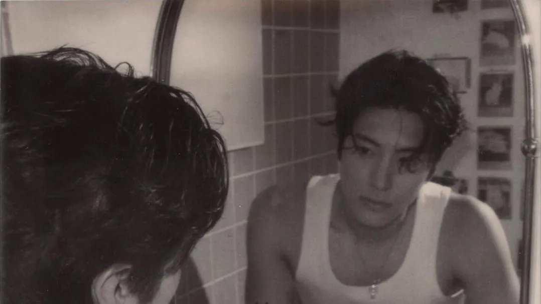 Eric de THE BOYZ comparte una cautivadora selfie en blanco y negro a través de SNS
