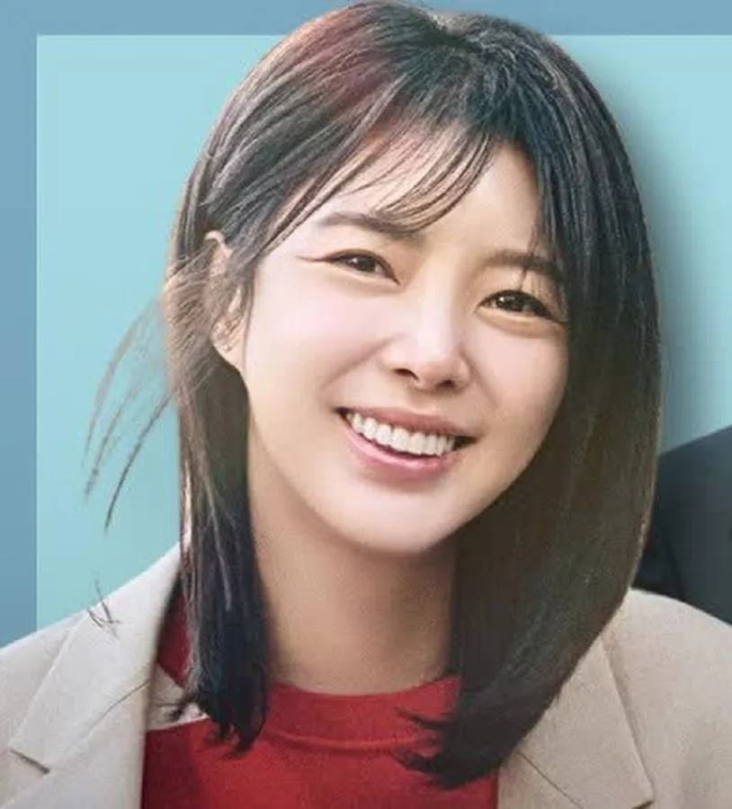 Actress Uhm Hyun-kyung Takes a Break at an Outdoor Filming Set
