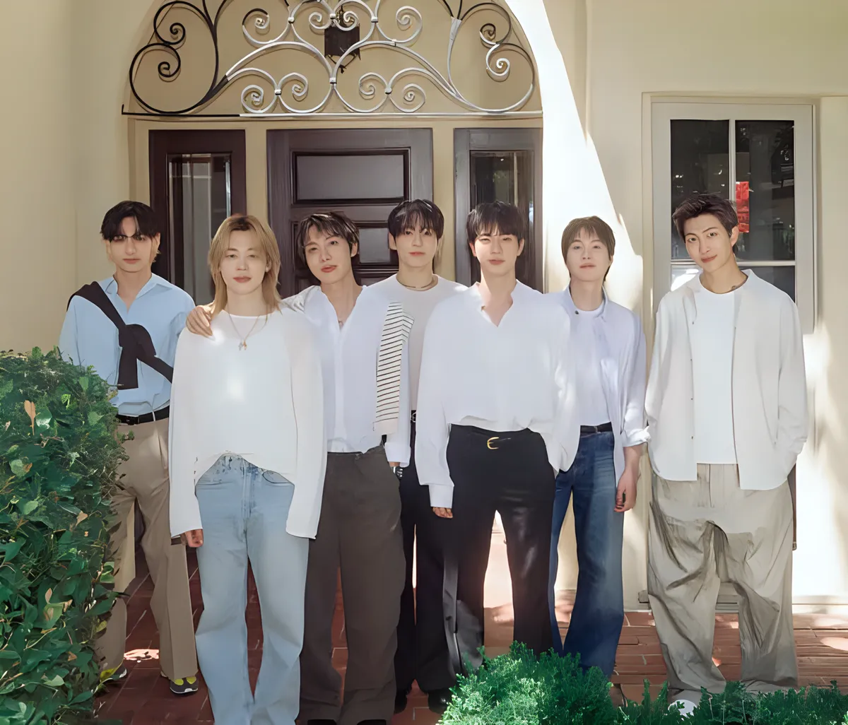 Imagen oficial de BTS en el anuncio de BTS THE CITY ARIRANG BUSAN en Weverse