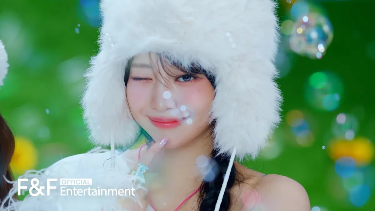 UNIS revela su concepto de 'School Look' con fotos con estilo de uniforme escolar