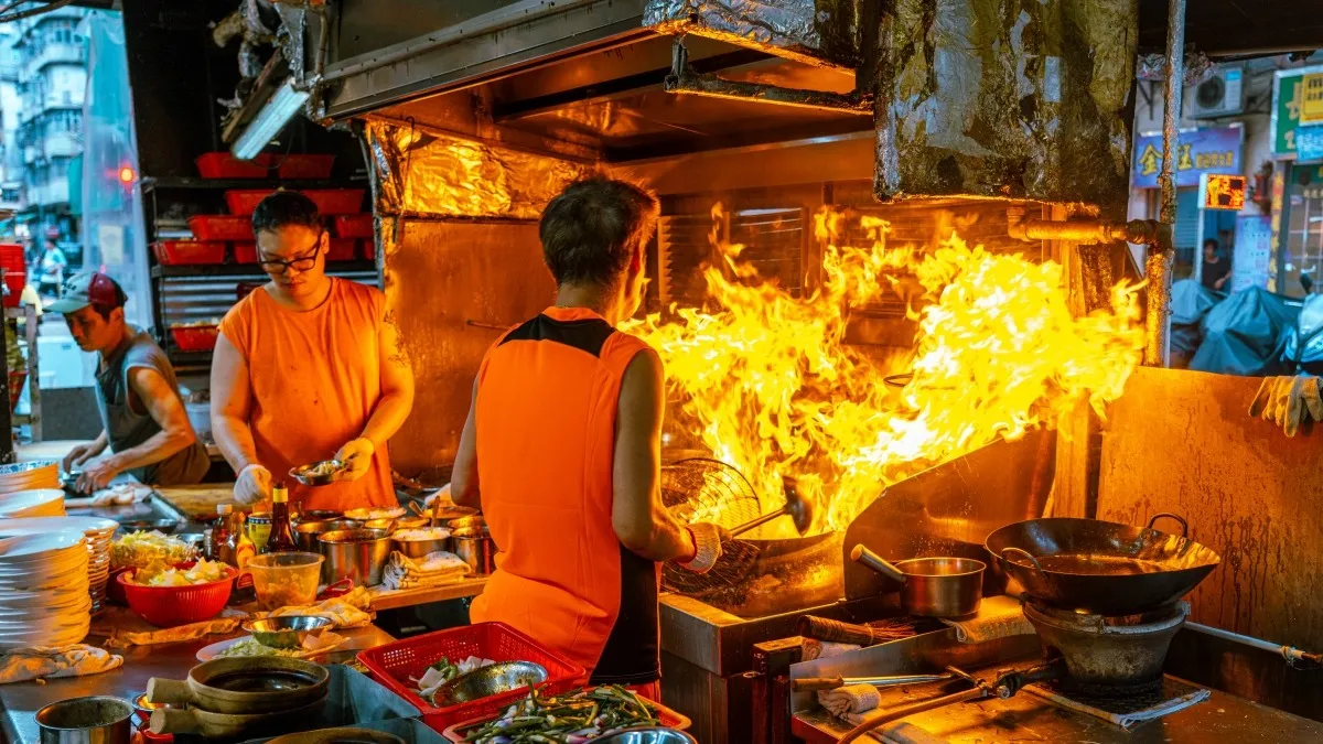 Tzuyang Showcases Hong Kong Chinese Course Meal on ENA's 'Tzuyang's Meals'