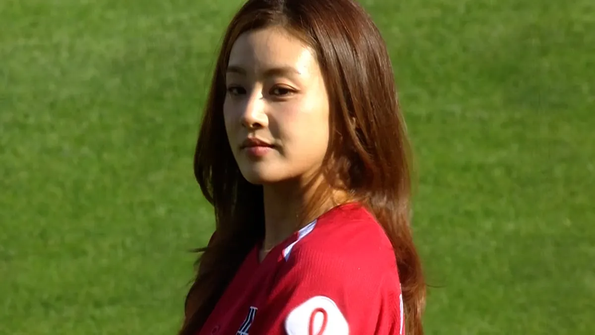 강소라, 14년 만에 사직 마운드…붉은 롯데 유니폼 입고 시구