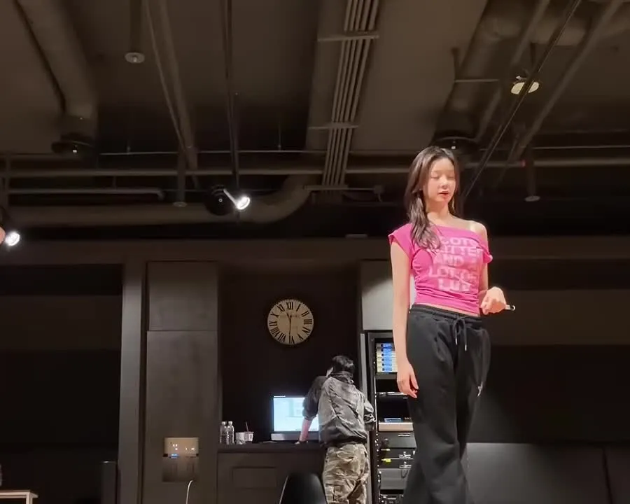 Parita ajusta la formación de su coreografía en solitario en la sala de prácticas