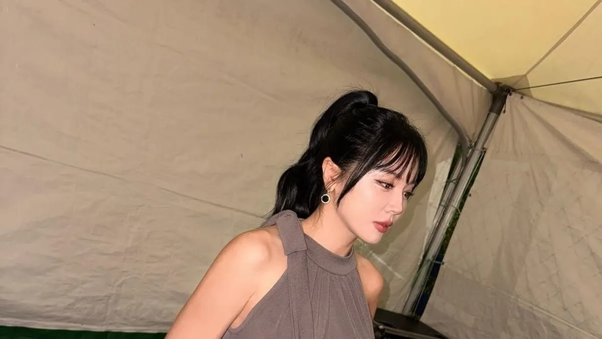 Hong Jin-young Shares Photo in Brown Sleeveless Dress Before Performance