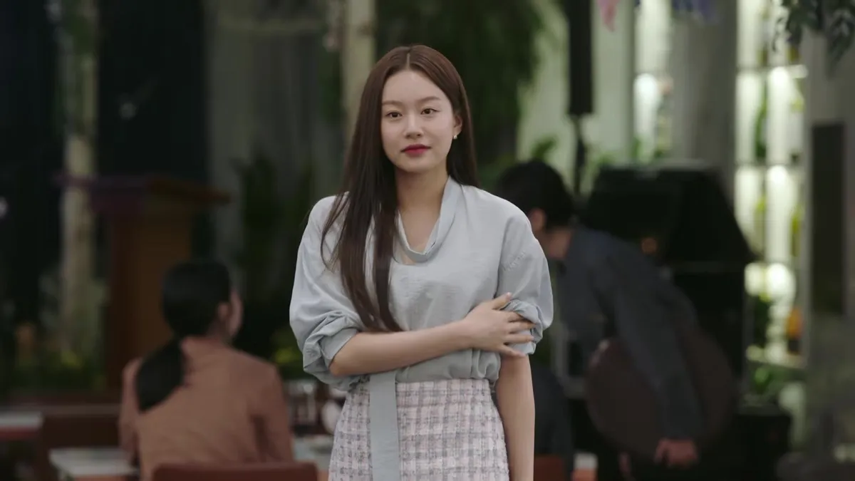 KBS Drama 'Love Comes' Episode 13 Preview: Character Standing in the Hall — YouTube