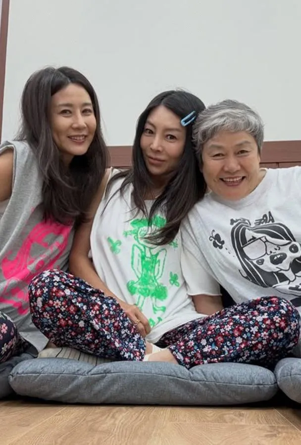 Hwang Shin-hye and colleagues wearing reformed clothing during KBS1 'Hwang Shin-hye's Let's Live Together' filming