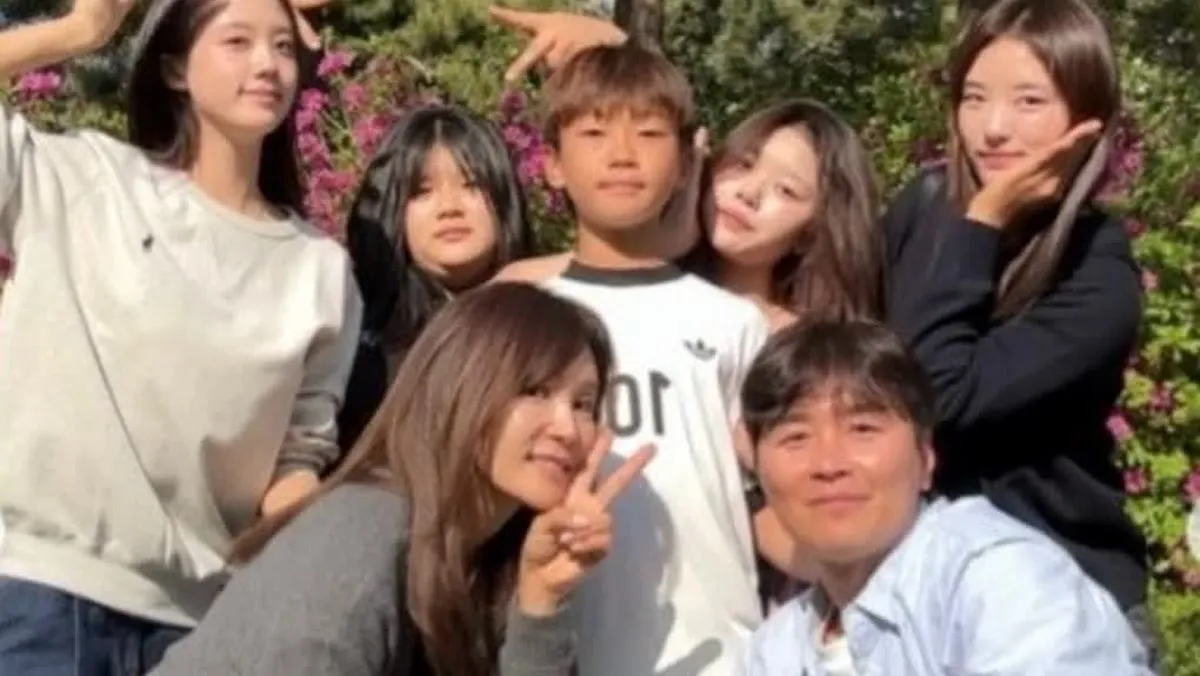 Lee Dong-gook's Family Photos Spark 'Genetic Jackpot' Reaction for Their Five Children's Looks